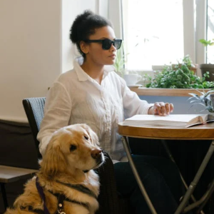 Viajar con un perro guía: la experiencia de distintas personas ciegas